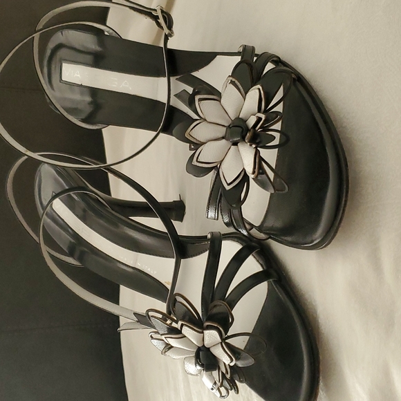 Via Spiga Floral Black and White sandal - Picture 2 of 5